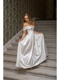 Audrey - szív kivágású maxi ruha fehér színben szatén anyagból.