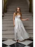 Zenina – V-kivágású, fehér szatén maxi ruha spagetti pántokkal.