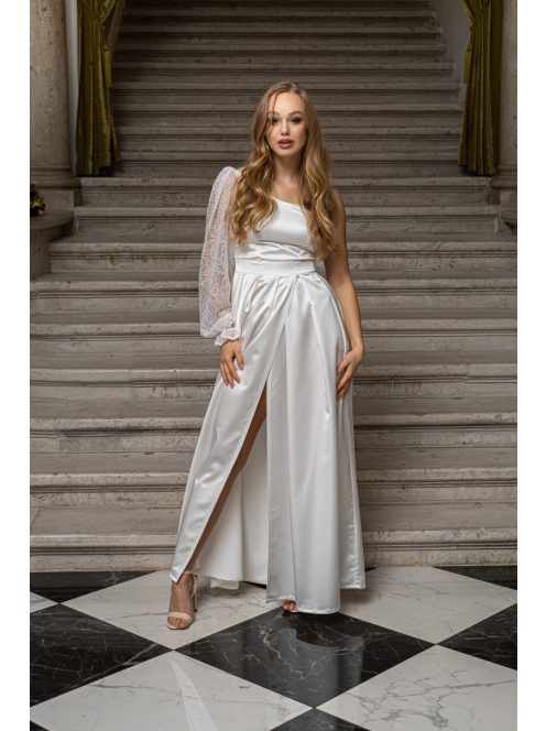 Nicole -Aszimmetrikus fehér szatén maxi ruha csipke ujjakkal.