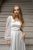 Nicole -Aszimmetrikus szatén maxi ruha csipke ujjakkal fehér színben