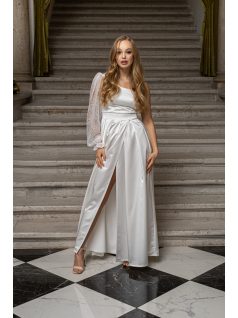 Nicole -Aszimmetrikus fehér szatén maxi ruha csipke ujjakkal.
