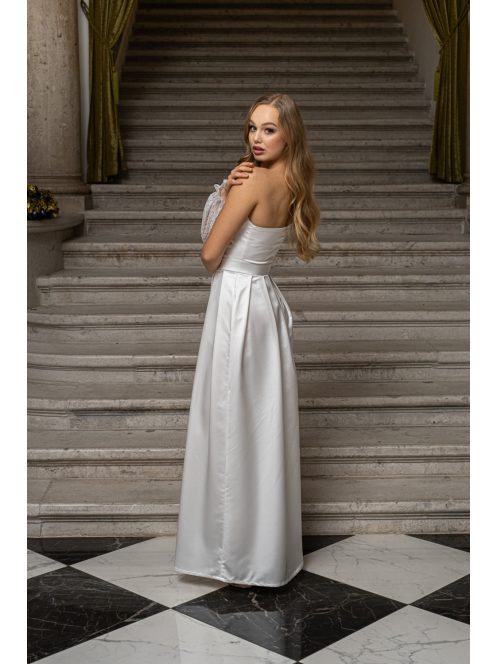 Nicole -Aszimmetrikus fehér szatén maxi ruha csipke ujjakkal.