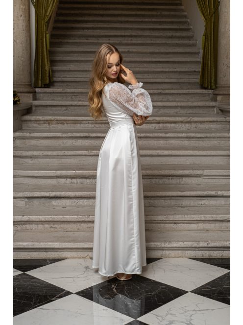 Nicole -Aszimmetrikus fehér szatén maxi ruha csipke ujjakkal.