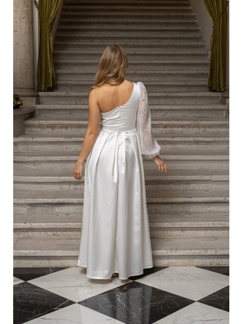 Nicole -Aszimmetrikus szatén maxi ruha csipke ujjakkal fehér színben