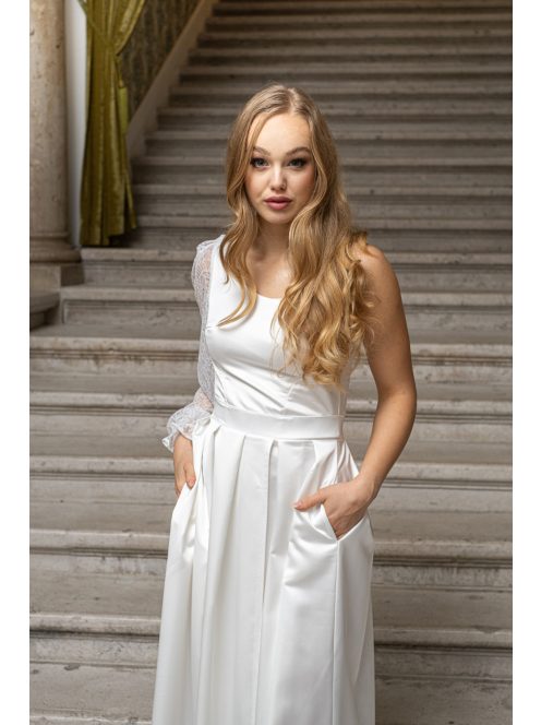 Nicole -Aszimmetrikus szatén maxi ruha csipke ujjakkal fehér színben