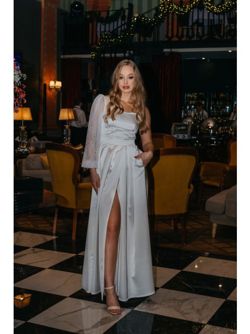 Nicole -Aszimmetrikus szatén maxi ruha csipke ujjakkal fehér színben