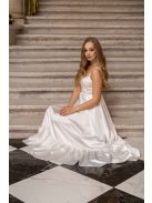Evelin – fodros aljú fehér szatén maxi ruha vastag pántokkal.