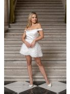 Frida – ejtett vállú szatén mini ruha szoknyáján tüll rátéttel.