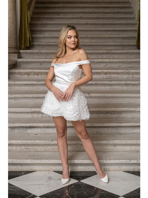 Frida – ejtett vállú szatén mini ruha szoknyáján tüll rátéttel fehér színben