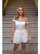 Frida – ejtett vállú szatén mini ruha szoknyáján tüll rátéttel.