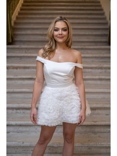   Frida – ejtett vállú szatén mini ruha szoknyáján tüll rátéttel fehér színben