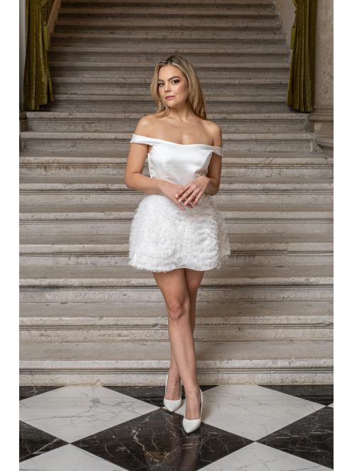 Frida – ejtett vállú szatén mini ruha szoknyáján tüll rátéttel.