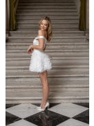 Frida – ejtett vállú szatén mini ruha szoknyáján tüll rátéttel fehér színben