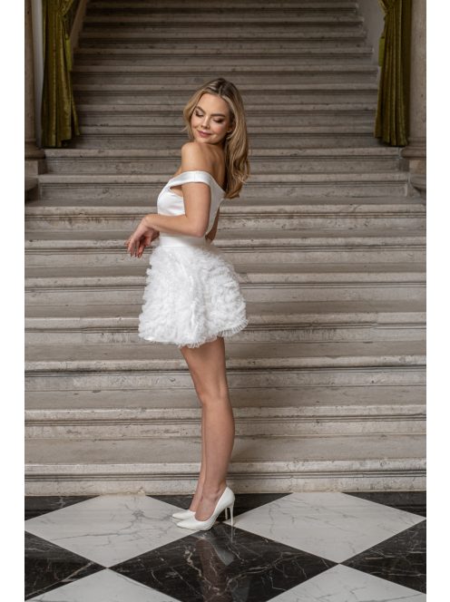 Frida – ejtett vállú szatén mini ruha szoknyáján tüll rátéttel.