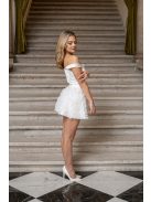 Frida – ejtett vállú szatén mini ruha szoknyáján tüll rátéttel.