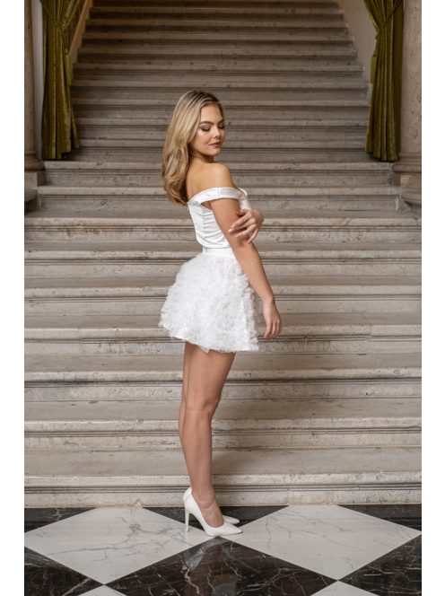 Frida – ejtett vállú szatén mini ruha szoknyáján tüll rátéttel fehér színben