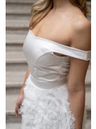 Frida – ejtett vállú szatén mini ruha szoknyáján tüll rátéttel.