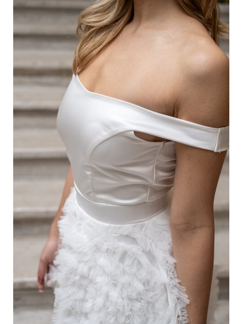 Frida – ejtett vállú szatén mini ruha szoknyáján tüll rátéttel.