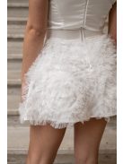 Frida – ejtett vállú szatén mini ruha szoknyáján tüll rátéttel.