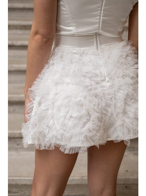 Frida – ejtett vállú szatén mini ruha szoknyáján tüll rátéttel fehér színben