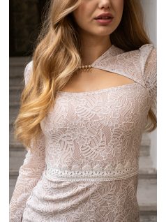 Lotti – szűkszabású, fehér csipke mini ruha hosszú ujjakkal.