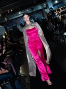 Marilyn pántnélküli szatén maxi ruha - Magenta alkalmi ruha sliccel