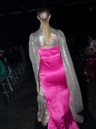 Marilyn – pántnélküli szatén maxi ruha magenta színben, sliccelt szoknyával