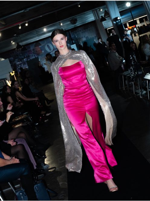 Marilyn – pántnélküli szatén maxi ruha magenta színben, sliccelt szoknyával