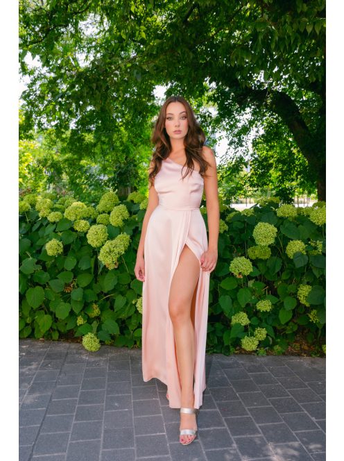 Linda - púder színű féloldalas lágy szatén maxi ruha masnival