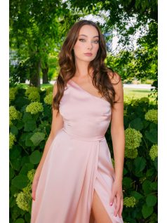   Linda - púder színű féloldalas lágy szatén maxi ruha masnival