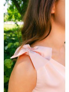 Linda púder lágy szatén maxi ruha - Féloldalas alkalmi ruha masnival