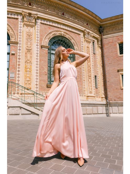 Lia - púder színű lágy szatén maxi ruha keresztezett felsőrésszel és nyakban megkötős pánttal