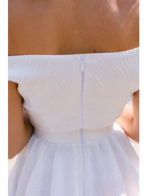 Fridra - fehér jacquard mini ruha ejtett vállakkal és rakott szoknyával