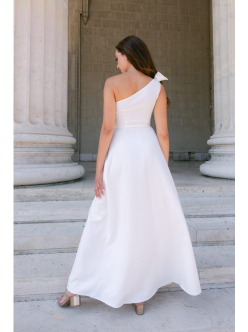 Linda fehér matt anyagú maxi ruha - Féloldalas alkalmi ruha masnival