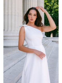   Linda - fehér színű féloldalas matt anyagú maxi ruha masnival