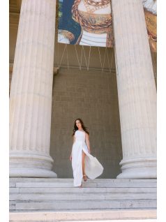 Linda fehér matt anyagú maxi ruha - Féloldalas alkalmi ruha masnival