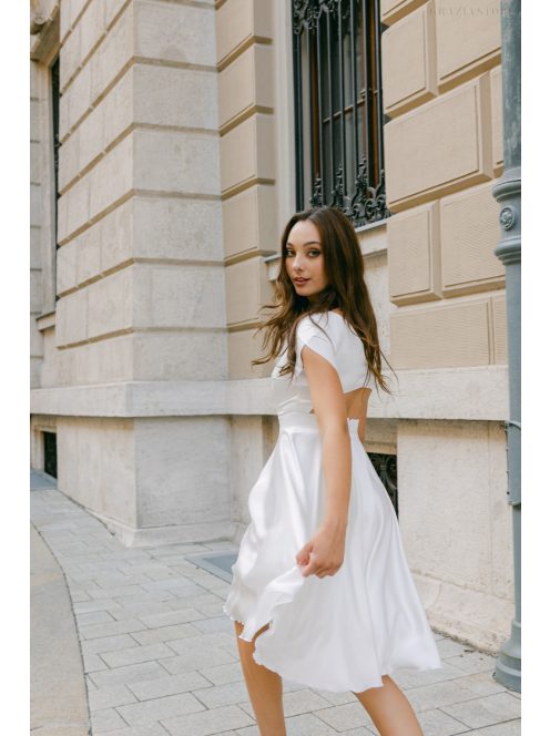 Andrea – fehér light szatén mini ruha gyöngy gombos hátkivágással 