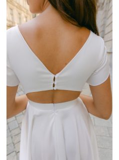   Andrea – fehér light szatén mini ruha gyöngy gombos hátkivágással 
