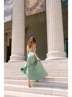   Niko – lágy szatén maxi ruha csípővonalban szabott fazonnal zsálya színben