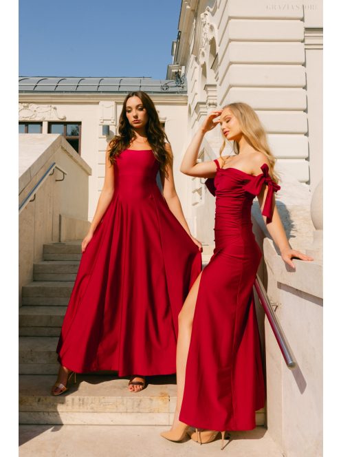 Dominika – bordó színű A-vonalú maxi ruha vastag pánttal.