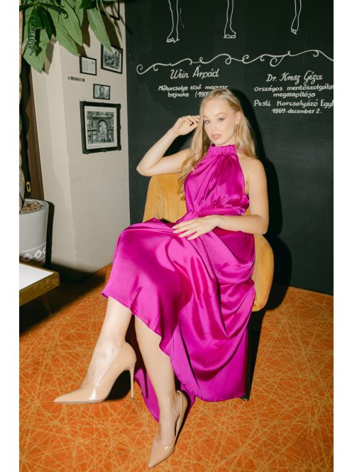 Olga – Magenta szatén maxi ruha megkötős nyakkal és elegáns bő szabással