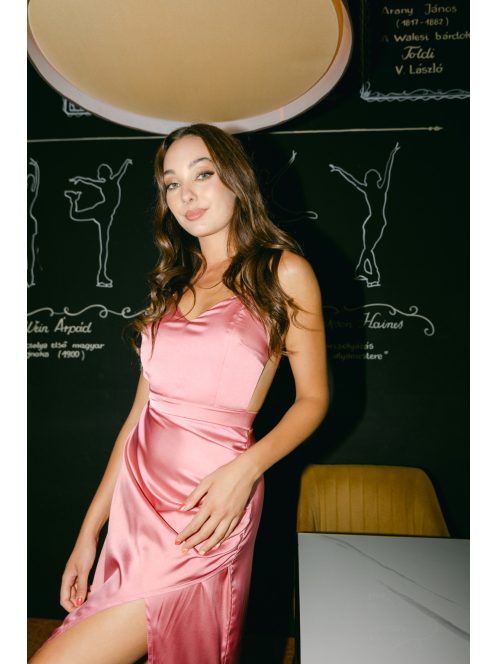 Dalma – Világos mályva színű light szatén maxi ruha hátán keresztezett pántokkal