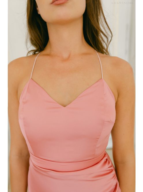 Dalma – Világos mályva színű light szatén maxi ruha hátán keresztezett pántokkal